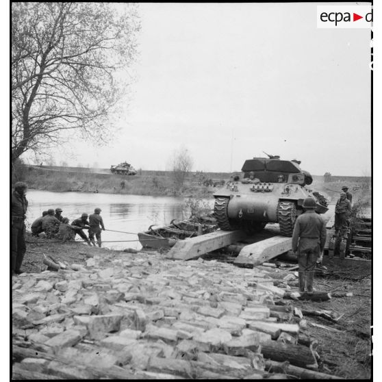 Franchissement du Rhin par des éléments de la 1re armée. [description provisoire]