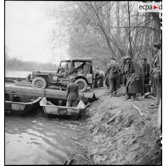 Embarquement d'une jeep sur une portière pour traverser le Rhin. [description provisoire]