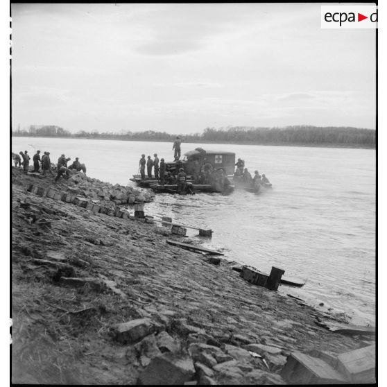 Arrivée d'un camion sanitaire sur l'autre rive. [description provisoire]