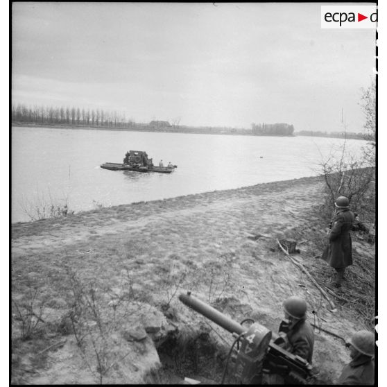 L'artillerie de la 1ere armée couvre la traversée du Rhin. [description provisoire]