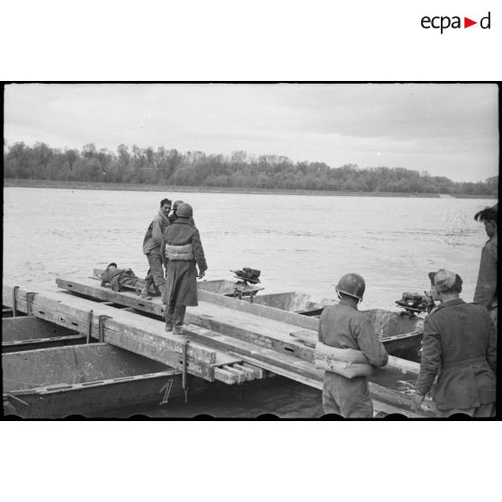Embarquement de blessés pour la traversée du Rhin. [description provisoire]