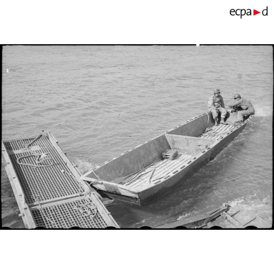 Manoeuvre d'une barge M2 sur le Rhin. [description provisoire]