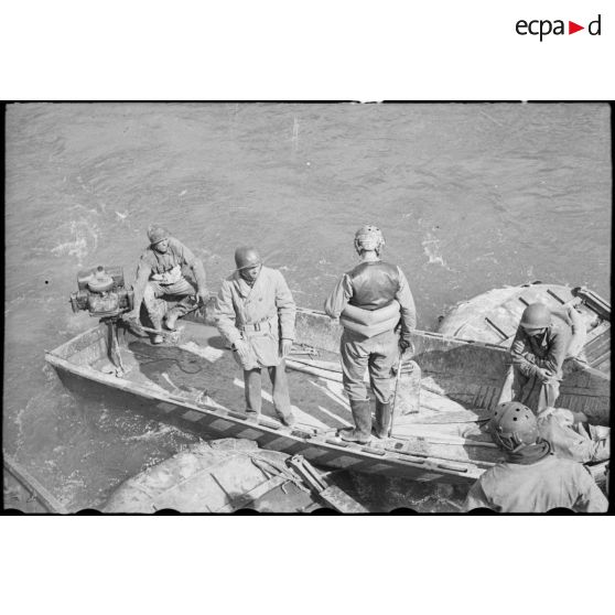 Préparatifs à la traversée du Rhin. [description provisoire]