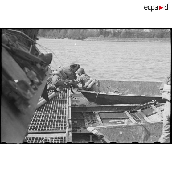 Manoeuvre d'arrimage d'une barge M2. [description provisoire]