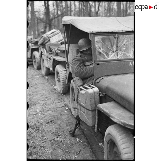 Attente des unités avant la traversée du Rhin. [description provisoire]