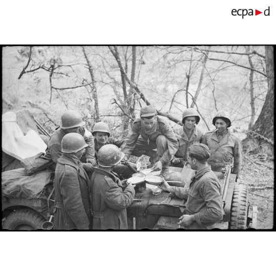 Repas improvisé. [description provisoire]