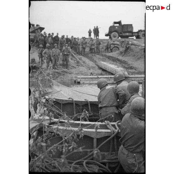 Manoeuvre d'accostage après la traversée du Rhin. [description provisoire]