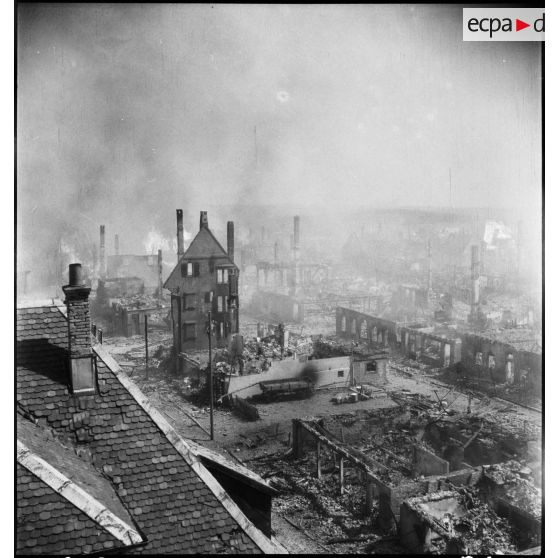 Vue sur une ville en flammes. [description provisoire]