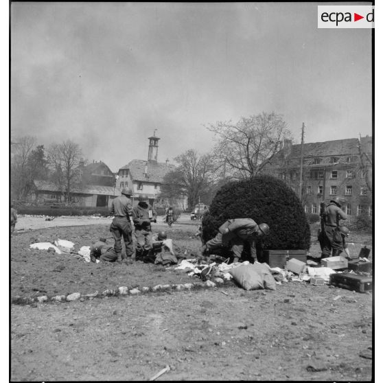 Des soldats français fouillent des bagages abandonnés. [description provisoire]