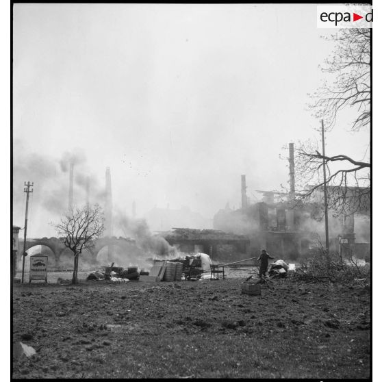 Vue d'une ville en flammes. [description provisoire]