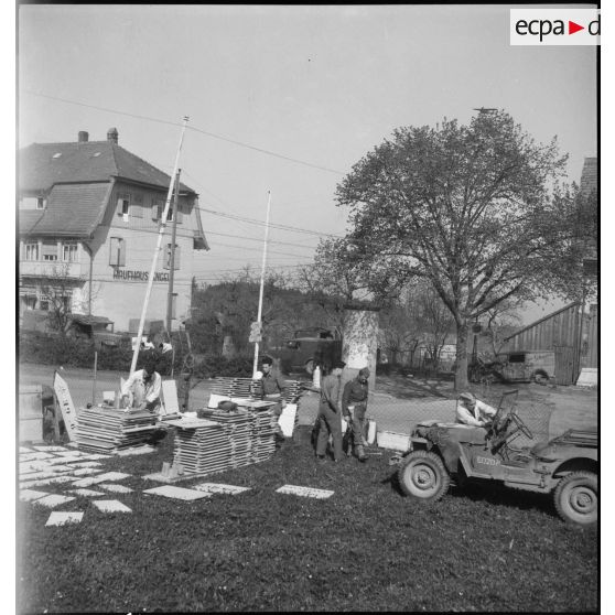 Réalisation de panneaux indicateurs par des soldats français. [description provisoire]