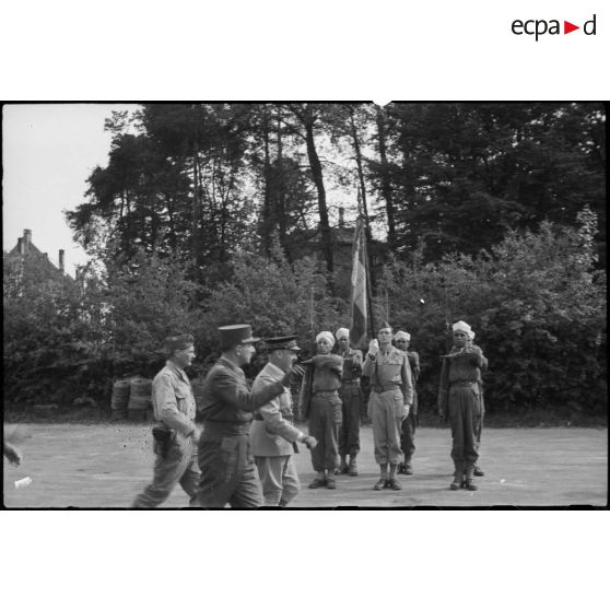 Arrivée du résident général de France au Maroc et du général de Lattre de Tassigny sur les lieux d'une prise d'armes, à Karlsruhe. [description provisoire]