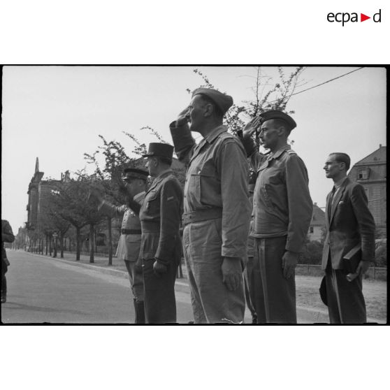 Les autorités civiles et militaires saluent le drapeau lors d'une prise d'armes à Karlsruhe. [description provisoire]