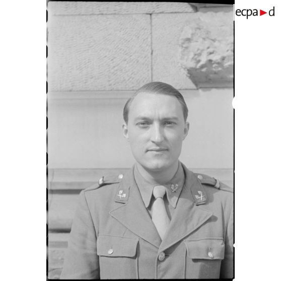 Portrait d'un sous-lieutenant de la direction du service des essences des armées. [description provisoire]