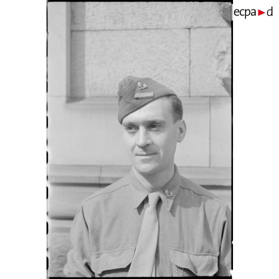 Portrait d'un sergent de la direction du service des essences des armées. [description provisoire]