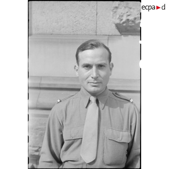 Portrait d'un sous-lieutenant de la direction du service des essences des armées. [description provisoire]