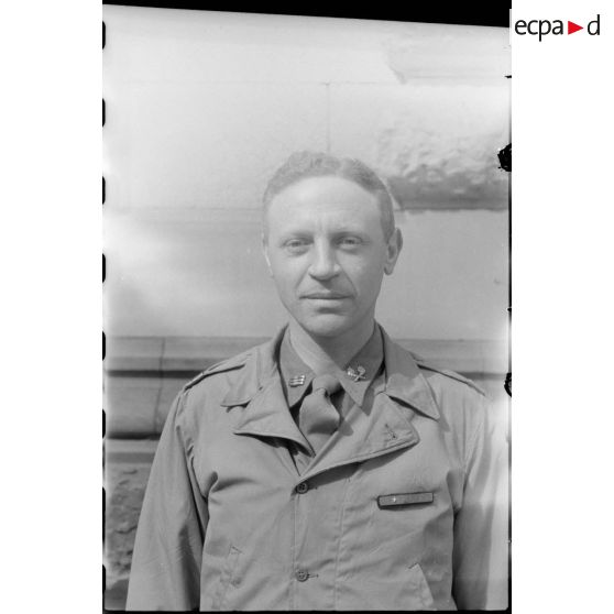 Portrait d'un capitaine de la direction du service des essences des armées. [description provisoire]