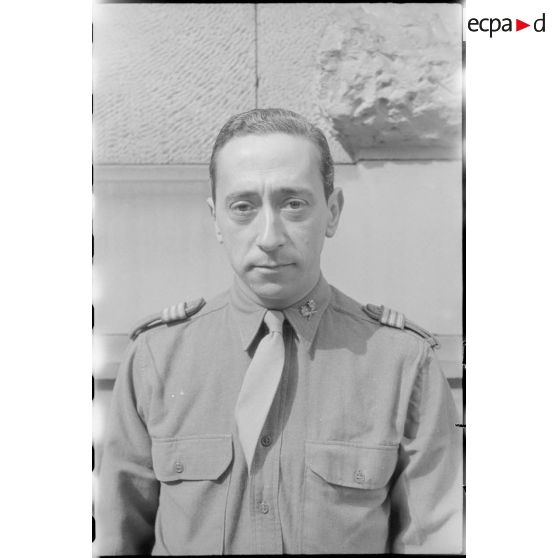 Portrait d'un capitaine de la direction du service des essences des armées. [description provisoire]