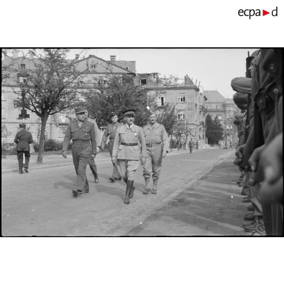 Revue des troupes par Gabriel Piaux, résident général de France au Maroc lors d'une cérémonie à Karlsruhe. [description provisoire]