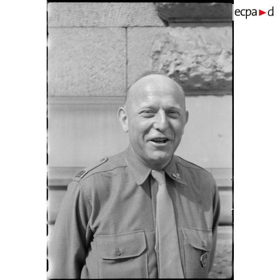 Portrait d'un capitaine du service des essences des armées. [description provisoire]