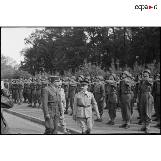 Revue des troupes par Gabriel Puaux, résident général de France au Maroc lors d'une cérémonie à Karlsruhe. [description provisoire]
