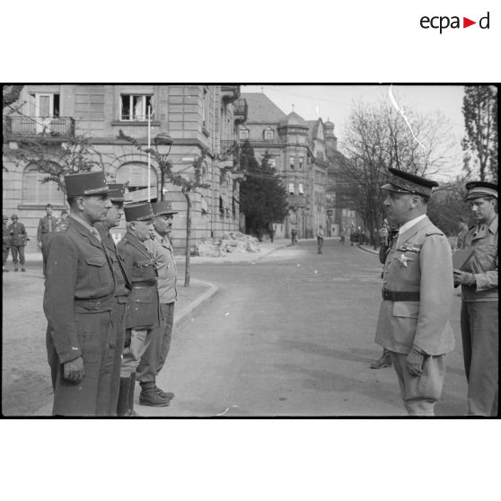 Officiers généraux récipiendaires lors d'une prise d'armes à Karlsruhe. [description provisoire]