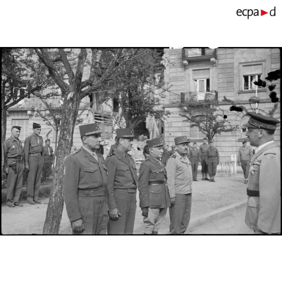 Officiers généraux récipiendaires lors d'une prise d'armes à Karlsruhe. [description provisoire]
