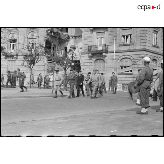 Gabriel Puaux, résident général de France au Maroc et le général de Lattre de Tassigny au cours d'une prise d'armes dans Karlsruhe. [description provisoire]