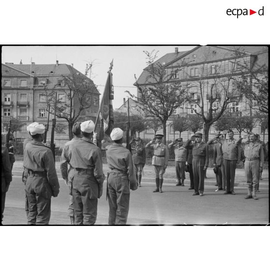 A Karlsruhe, une prise d'armes présidée par le résident général de France au Maroc. [description provisoire]