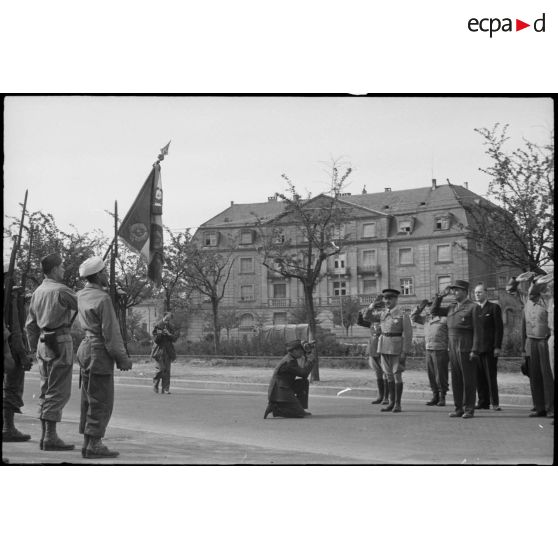 A Karlsruhe, prise d'armes présidée par le résident général de France au Maroc. [description provisoire]