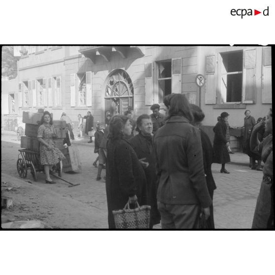 La population civile allemande dans les rues de Karlsruhe. [description provisoire]