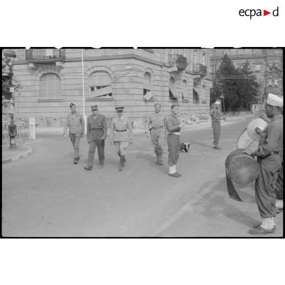 Revue des troupes par Gabriel Puaux, résident général de France au Maroc lors d'une cérémonie à Karlsruhe. [description provisoire]