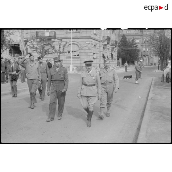 Revue des troupes par Gabriel Puaux, résident général de France au Maroc lors d'une cérémonie à Karlsruhe. [description provisoire]