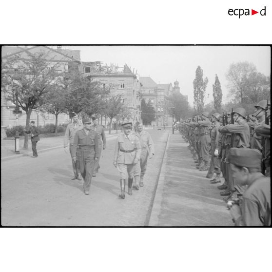 Revue des troupes par Gabriel Puaux, résident général de France au Maroc lors d'une cérémonie à Karlsruhe. [description provisoire]
