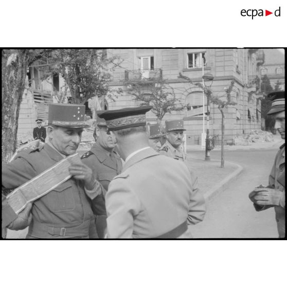 Le résident général de France au Maroc décore le général de Lattre de Tassigny. [description provisoire]