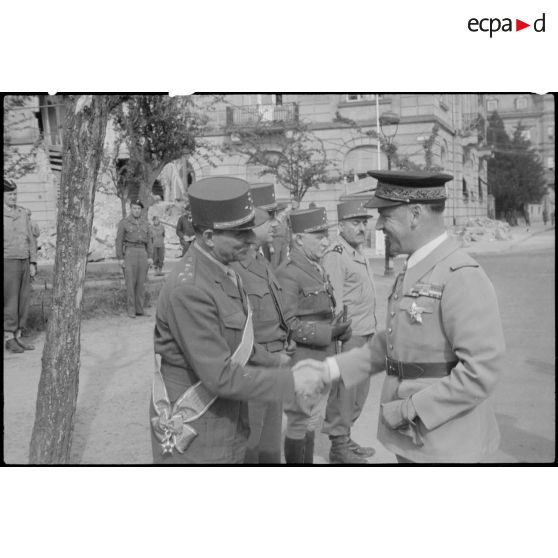 Le résident général de France au Maroc décore le général de Lattre de Tassigny. [description provisoire]