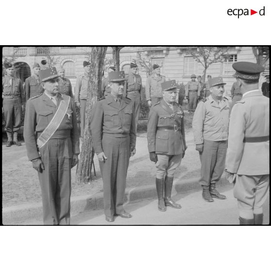 Officiers généraux récipiendaires lors d'une prise d'armes à Karlsruhe. [description provisoire]