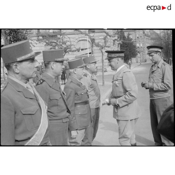 Officiers généraux décorés et félicités par le résident général de France au Maroc. [description provisoire]