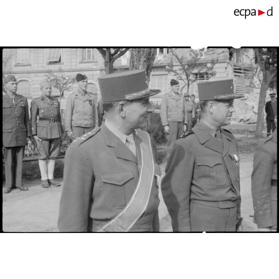 Officiers généraux récipiendaires lors d'une prise d'armes à Karlsruhe. [description provisoire]