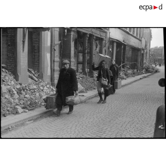 A Durbach, à 70 km au sud-ouest de Karlsruhe, prisonniers français libérés. [description provisoire]