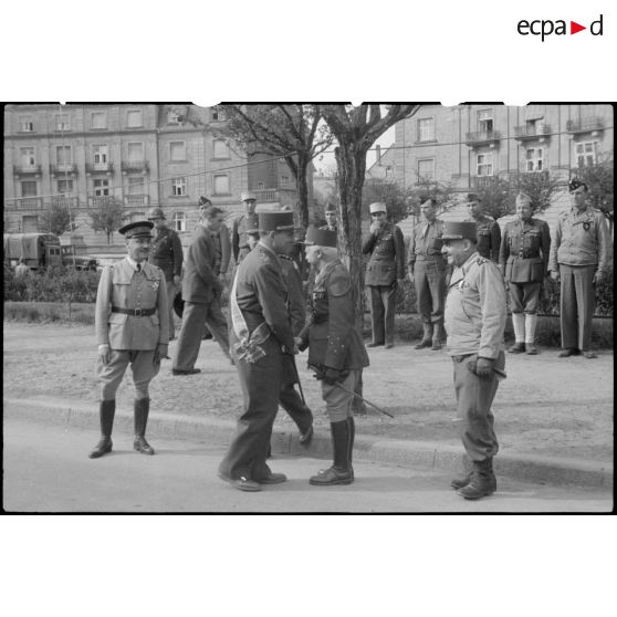 Autorités civile et militaires avant un défilé de la 1ère armée à Karlsruhe. [description provisoire]
