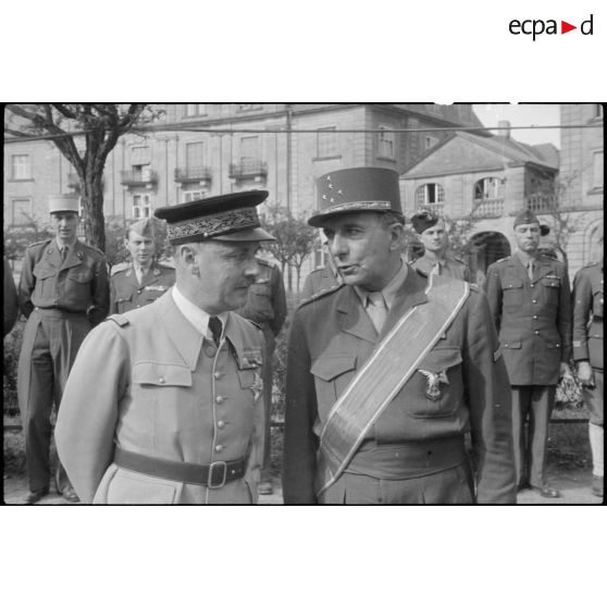 Le résident général de France au Maroc et le général de Lattre de Tassigny. [description provisoire]