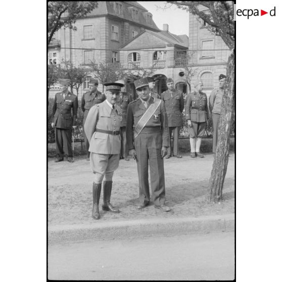 Le résident général de France au Maroc et le général de Lattre de Tassigny. [description provisoire]