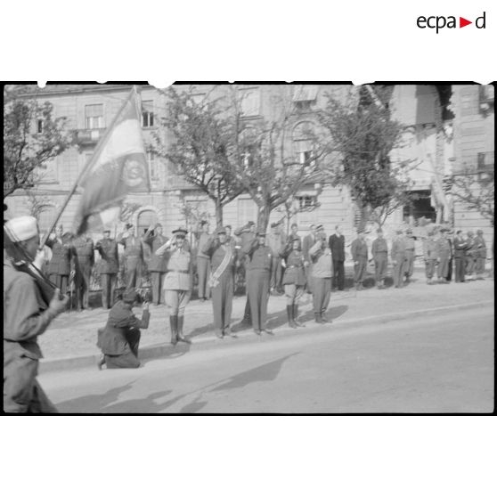 Autorités civile et militaires pendant un défilé de la 1ère armée à Karlsruhe. [description provisoire]