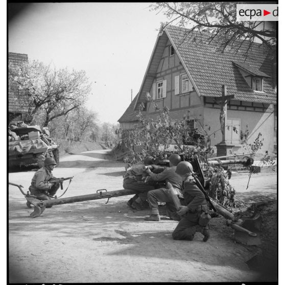 Canon antichars allemand mis en oeuvre par des troupes américaines. [description provisoire]