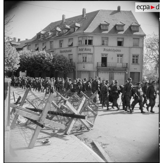 Soldats allemands prisonniers traversant la ville de Kehl. [description provisoire]