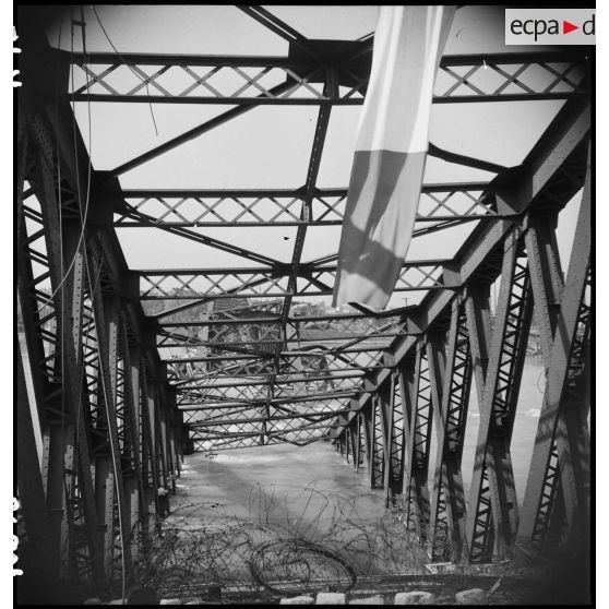 Ponts sur le Rhin détruits à Kehl. [description provisoire]