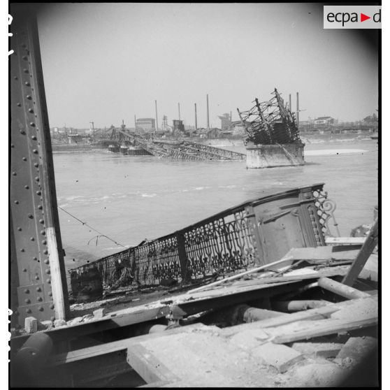 Ponts sur le Rhin détruits à Kehl. [description provisoire]