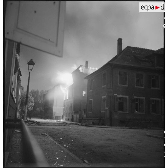 Maison en flammes dans une rue de Khel. [description provisoire]