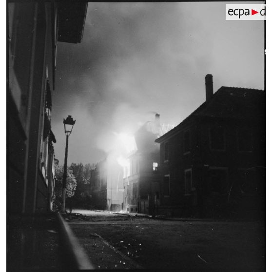 Maison en flammes dans une rue de Khel. [description provisoire]